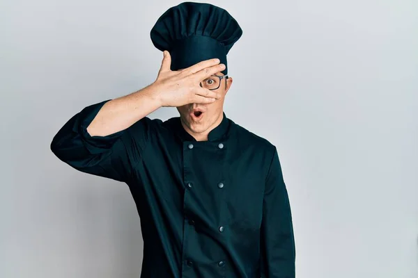 Stilig Ung Man Bär Professionell Kock Uniform Och Hatt Kika — Stockfoto