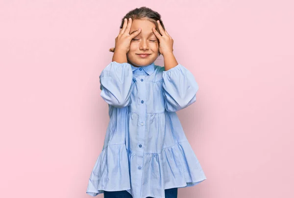 Маленькая Красивая Девушка Повседневной Одежде Страдает Головной Боли Отчаянно Стресс — стоковое фото