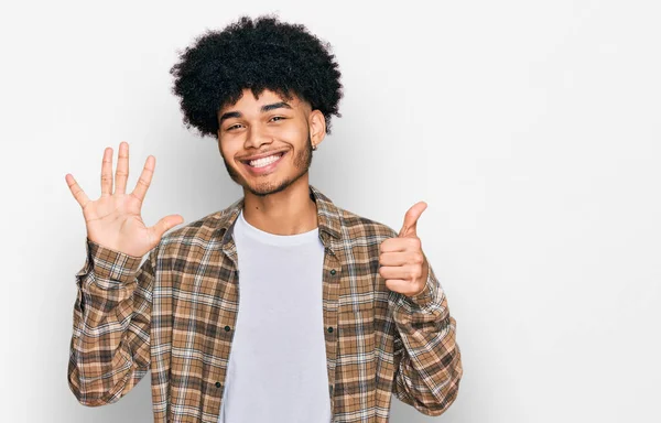 Ung Afrikansk Amerikansk Man Med Afro Hår Bär Casual Kläder — Stockfoto