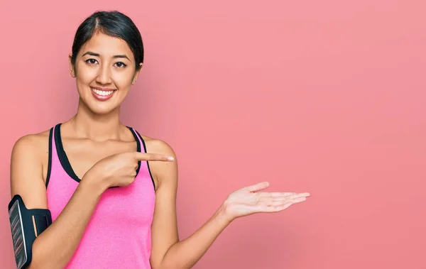 Vacker Asiatisk Ung Sport Kvinna Bär Sportkläder Och Armband Förvånad — Stockfoto