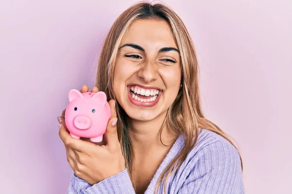 Mulher Hispânica Bonita Segurando Banco Porquinho Sorrindo Rindo Duro Voz — Fotografia de Stock