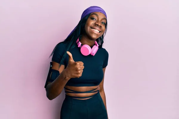 Mujer Afroamericana Joven Que Usa Ropa Gimnasia Usa Auriculares Haciendo —  Fotos de Stock