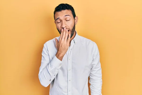 Hiszpan Brodą Biznesowej Koszuli Znudzony Ziewaniem Zmęczonym Zakrywaniem Ust Ręką — Zdjęcie stockowe