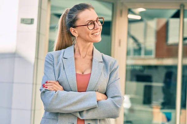 Jeune Femme Affaires Blonde Avec Les Bras Croisés Souriant Heureux — Photo