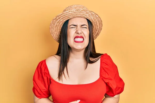 Mujer Hispana Joven Usando Sombrero Verano Con Mano Estómago Porque —  Fotos de Stock