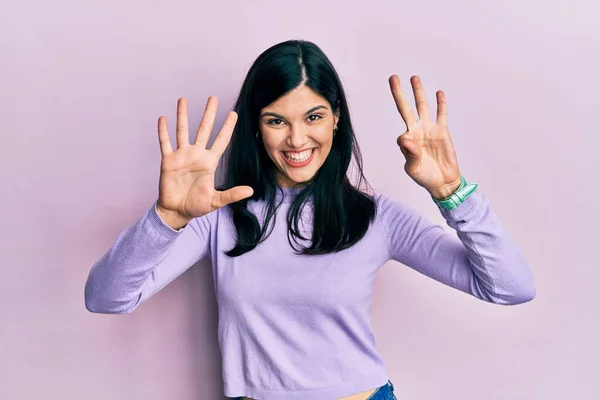 Junge Hispanische Frau Lässiger Kleidung Zeigt Mit Finger Nummer Acht — Stockfoto