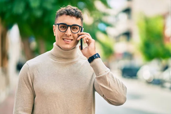 Jonge Spaanse Man Met Bril Gesprek Smartphone Stad — Stockfoto