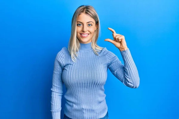 Bella Donna Bionda Indossa Abiti Casual Sorridente Fiducioso Gesticolando Con — Foto Stock