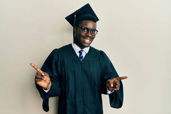 Bonito Homem Negro Vestindo Boné Formatura Roupão Cerimônia Sorrindo Confiante — Fotografia de Stock