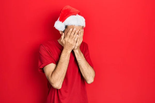 Joven Hispano Con Sombrero Navidad Con Expresión Triste Cubriendo Cara — Foto de Stock