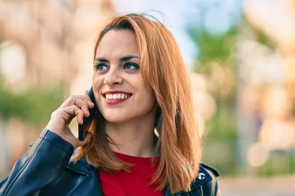 Jovem Latina Sorrindo Feliz Falando Smartphone Cidade — Fotografia de Stock