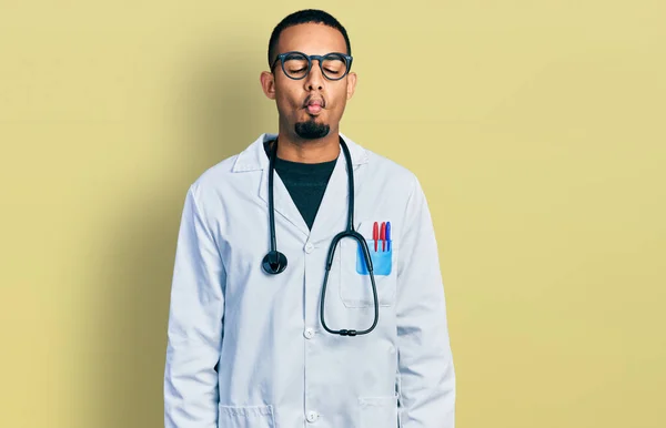 Joven Hombre Afroamericano Vistiendo Uniforme Médico Estetoscopio Haciendo Cara Pez — Foto de Stock