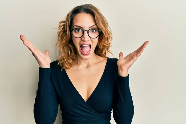 Mujer Caucásica Joven Con Camisa Negocios Gafas Celebrando Loco Sorprendido —  Fotos de Stock