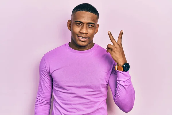 Joven Hombre Negro Con Suéter Rosa Casual Mostrando Apuntando Hacia —  Fotos de Stock