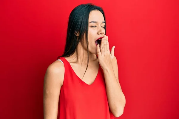 Menina Hispânica Jovem Vestindo Estilo Casual Com Camisa Sem Mangas — Fotografia de Stock