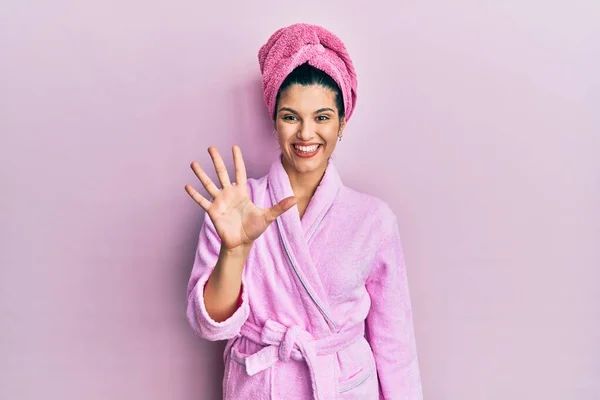 모자를 목욕하는 여성은 자신감 행복하게 웃으면서 손가락으로 손가락을 — 스톡 사진