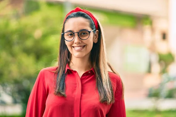 Wanita Muda Hispanik Tersenyum Berdiri Bahagia Kota — Stok Foto