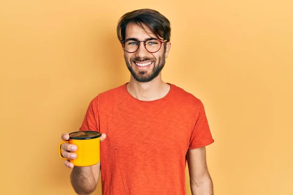 Joven Hombre Hispano Bebiendo Una Taza Café Mirando Positiva Feliz —  Fotos de Stock