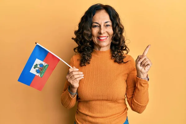 Hispanische Frau Mittleren Alters Mit Haitianischer Fahne Lächelt Glücklich Und — Stockfoto