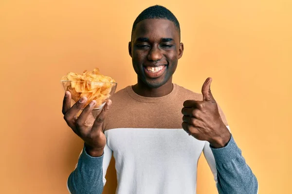 Young African American Man Holding Bowl Potato Chip Smiling Happy — Stock Photo, Image