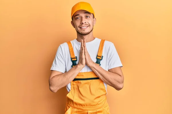 Hispanic Ung Man Bär Händig Uniform Med Händerna Tillsammans Förlåtelse — Stockfoto