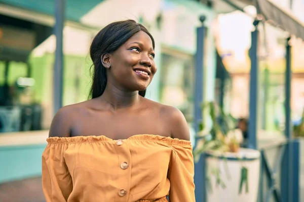 Νεαρή Αφρικάνα Αμερικανίδα Χαμογελαστή Χαρούμενη Στέκεται Στην Πόλη — Φωτογραφία Αρχείου