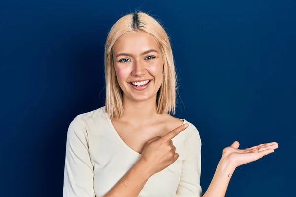 Beautiful Blonde Woman Wearing Casual Sweater Amazed Smiling Camera While — Stock Photo, Image