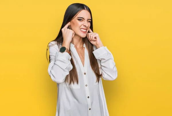 Jonge Mooie Vrouw Draagt Casual Witte Shirt Bedekt Oren Met — Stockfoto