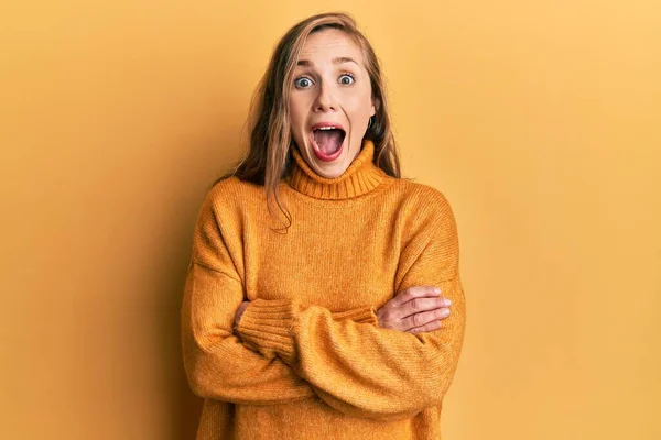 Jeune Femme Blonde Avec Les Bras Croisés Geste Célébrant Fou — Photo