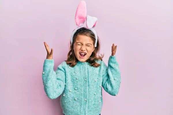 Malá Krásná Dívka Sobě Roztomilé Velikonoční Zajíček Uši Slaví Šílený — Stock fotografie