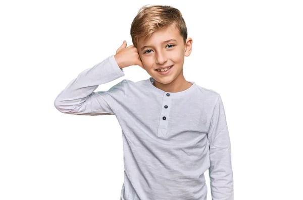 Pequeño Chico Caucásico Usando Ropa Casual Sonriendo Haciendo Gesto Telefónico — Foto de Stock