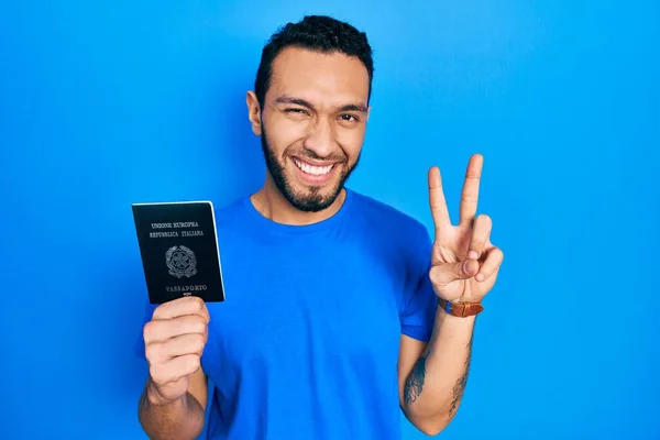 Латиноамериканець Бородою Тримає Руках Паспорт Посміхається Щасливим Обличчям Підморгується Камеру — стокове фото