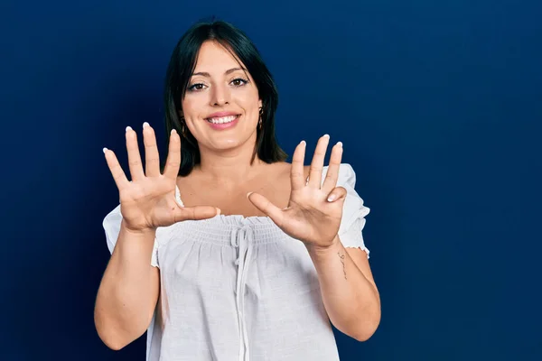 Junge Hispanische Frau Trägt Lässige Kleidung Und Zeigt Mit Finger — Stockfoto