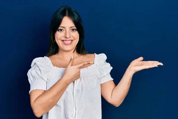 Jonge Spaanse Vrouw Casual Kleding Verbaasd Glimlachend Naar Camera Terwijl — Stockfoto