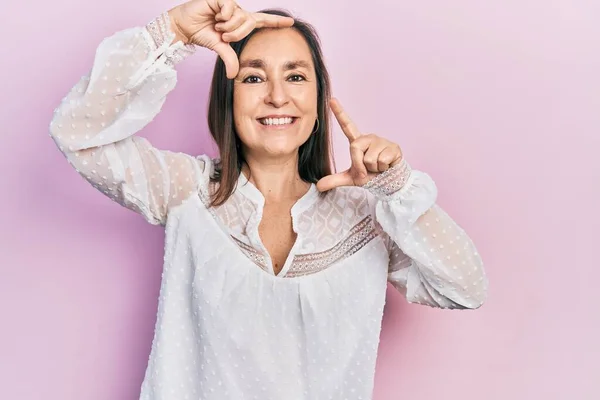 Middelbare Leeftijd Spaanse Vrouw Dragen Casual Kleding Glimlachende Maken Frame — Stockfoto