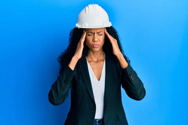 Mulher Afro Americana Meia Idade Vestindo Chapéu Duro Arquiteto Sofrendo — Fotografia de Stock