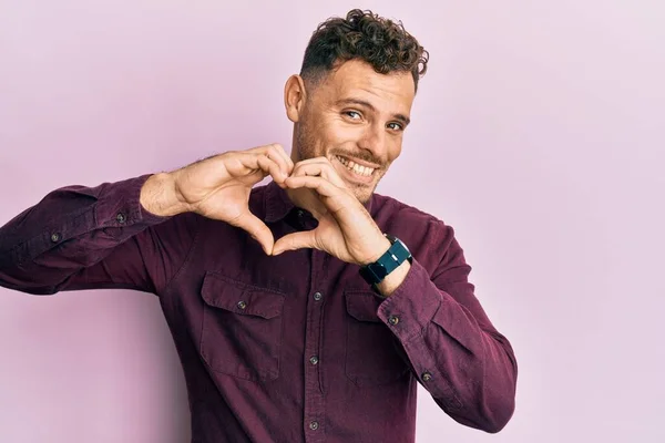 Jovem Hispânico Vestindo Roupas Casuais Sorrindo Amor Fazendo Forma Símbolo — Fotografia de Stock