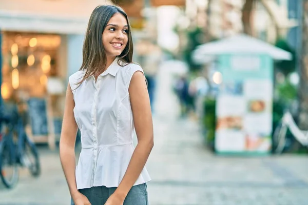 Güzel Latin Genç Kız Gülümseyerek Şehirde Mutlu Mesut Duruyor — Stok fotoğraf