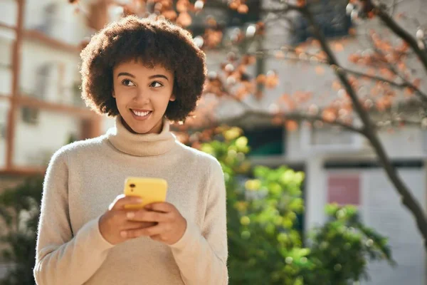 Menina Hispânica Jovem Sorrindo Feliz Usando Smartphone Cidade — Fotografia de Stock