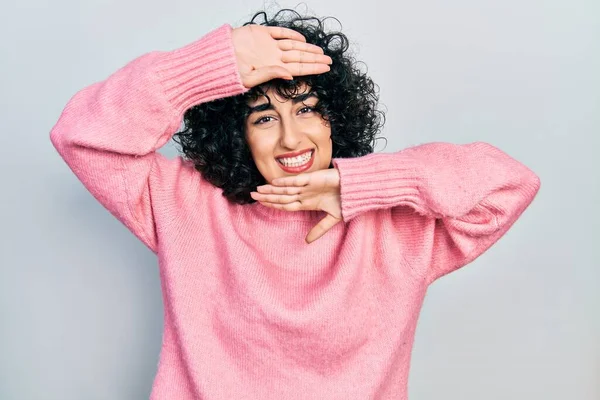 Giovane Donna Del Medio Oriente Indossa Abiti Casual Sorridente Allegro — Foto Stock