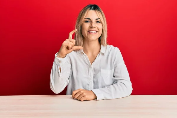 Mujer Caucásica Joven Con Ropa Casual Sentada Mesa Sonriendo Confiado — Foto de Stock