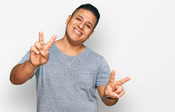 Joven Latino Vestido Con Ropa Casual Sonriendo Mirando Cámara Mostrando — Foto de Stock