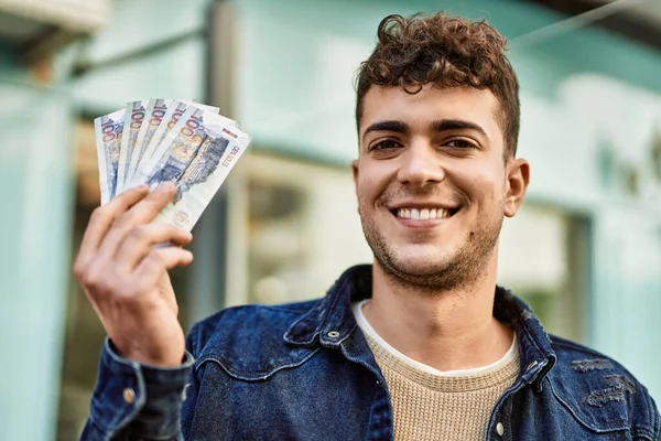 Jovem Hispânico Sorrindo Feliz Segurando Notas Peruanas Sol Cidade — Fotografia de Stock