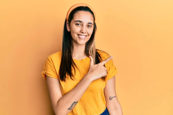 Jonge Spaanse Vrouw Met Casual Geel Shirt Lachend Vrolijk Wijzend — Stockfoto