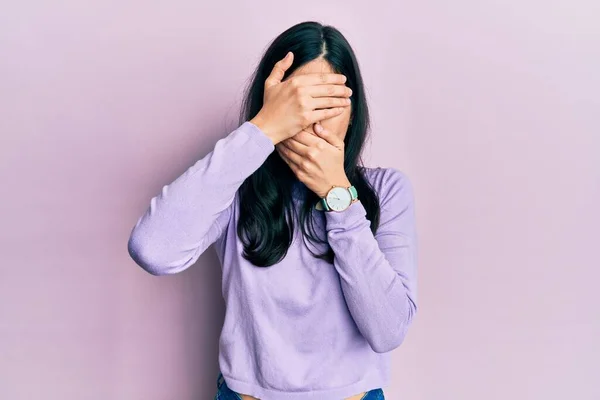 Junge Hispanische Frau Lässiger Kleidung Die Augen Und Mund Mit — Stockfoto