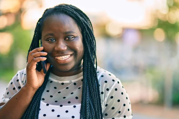 Молодая Африканская Американка Улыбается Счастливо Разговаривая Смартфону Городе — стоковое фото