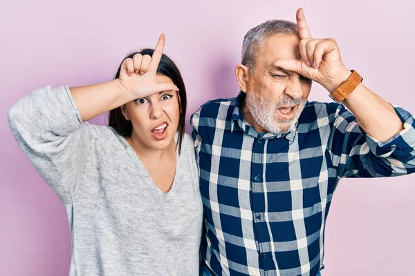 Padre Hija Hispanos Usando Ropa Casual Burlándose Gente Con Los — Foto de Stock