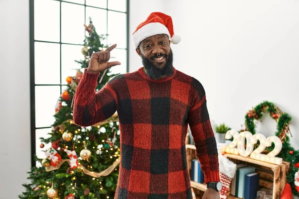 Homem Afro Americano Vestindo Chapéu Papai Noel Junto Árvore Natal — Fotografia de Stock