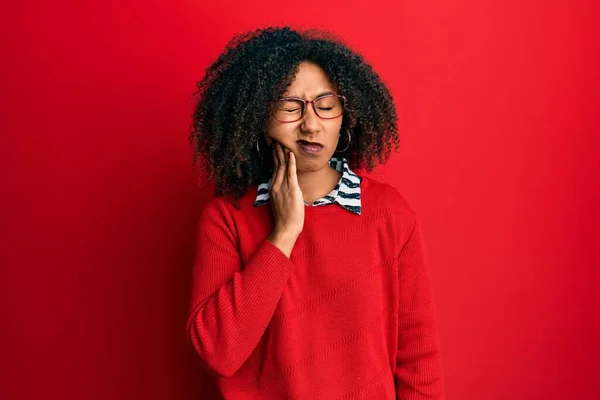 Bella Donna Afro Americana Con Capelli Afro Che Indossa Maglione — Foto Stock