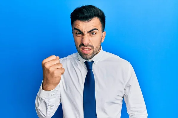 Giovane Uomo Ispanico Che Indossa Abiti Lavoro Arrabbiato Pazzo Alzando — Foto Stock